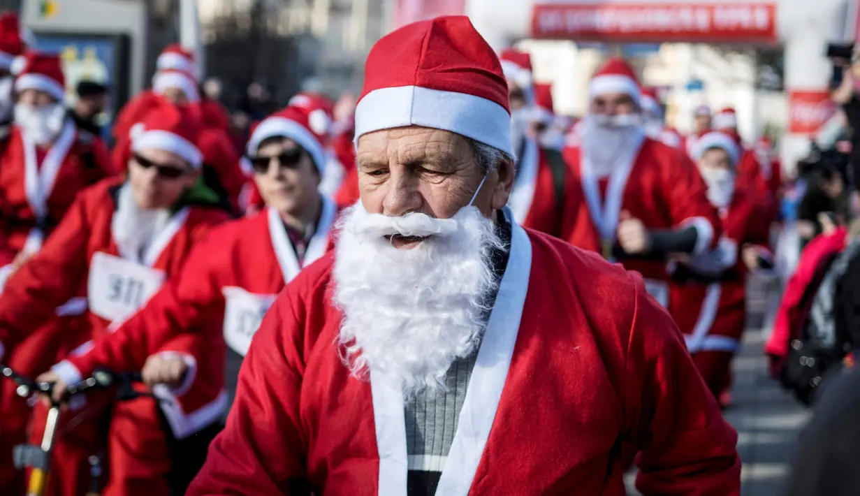 Seorang pria berpakaian Santa Claus mengikuti perlombaan lari tradisional Santa Claus Tahun Baru di Skopje, (24/12) (AFP Photo / Robert Atanasovki)