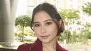 Prilly memilih kebaya kutubaru berwarna merah maroon yang memberikan kesan bold namun tetap sophisticated.   [@prillylatuconsina96].