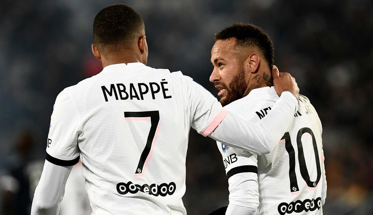 Tidak diperkuat Messi yang absen karena cedera, Duet Neymar bersama Mbappe terbukti efektif dimana keduanya menjadi penyumbang gol dalam pertandingan kali ini. (AFP/Philippe Lopez)
