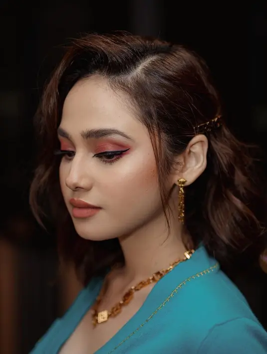 Bukankah potret Syifa Hadju yang satu ini juga menarik untuk disimak? Tampil cantik bak boneka, Syifa Hadju menampilkan makeup bold bernuansa merah bata yang lembut dan padu padan outfit biru kehijauan yang pas. Foto: Instagram.