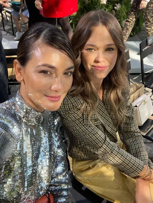 Seperti ketika ia mengunjungi presentasi dari Michael Kors. Dengan mini dress sequin, Luna Maya terlihat stunning tak kalah dengan infuencer dunia lainnya.