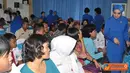 Citizen6, Surabaya: Ketua Gabungan Jalasenastri Kobangdikal Soebaidah Djoko Teguh Wahojo mendampingi memberikan santunan kepada Warakawuri, anak yatim dan anak cacat dalam rangka HUT Jalasenastri ke - 66. (Pengirim: Penkobangdikal)