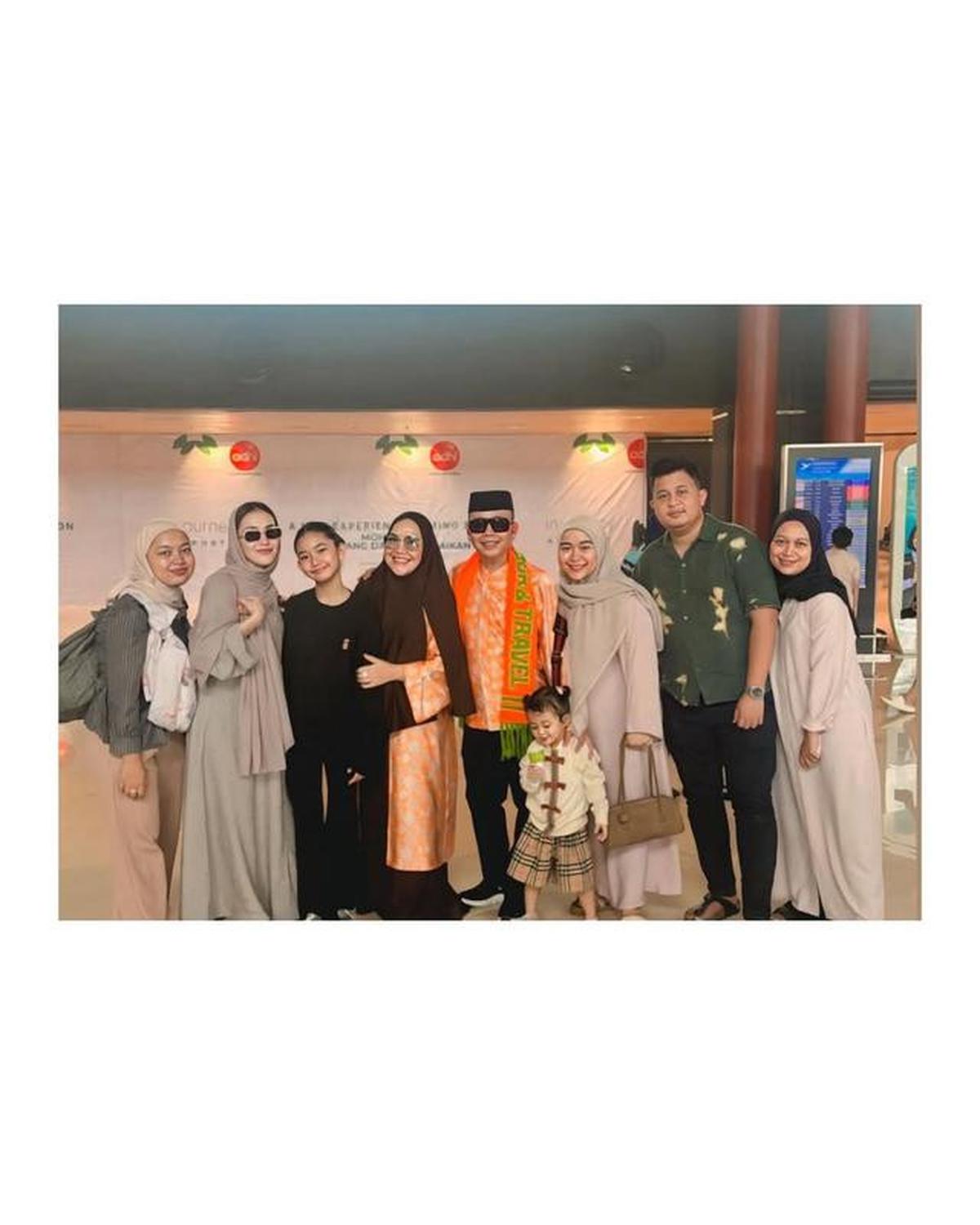 Model Gamis Ayu Ting Ting saat Antar Orang Tua Berangkat Umroh, Simpel Cocok untuk Sehari-hari