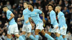 Penyerang Manchester City, Raheem Sterling (tengah) melakukan selebrasi usai mencetak gol ke gawang Watford pada lanjutan Liga Inggris di stadion Etihad, (2/1). Gol Sterling dicetaknya dalam waktu 38 detik setelah laga dimulai. (AP Photo / Rui Vieira)