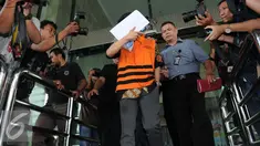 Pengusaha dari PT MTI, Hardi Stevanus menutupi wajahnya usai diperiksa KPK, Jakarta, Kamis (15/2). Hardi dan rekannya terkena OTT KPK saat menyuap Deputi Bakamla sebanyak Rp. 2 Miliar. (Liputan6.com/Helmi Afandi)