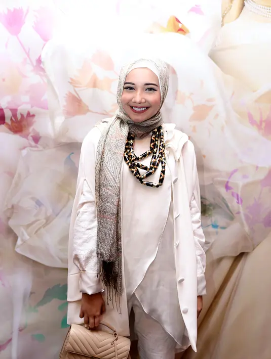 Zaskia Sungkar mengungkap bahwa penampilannya di ajang Jakarta Fashion Week 2016 adalah salah satu bentuk perkenalan dengan brand barunya, Zashi, yang dibangunnya bersama sang adik, Shireen Sungkar. (Andy Masela/Bintang.com)