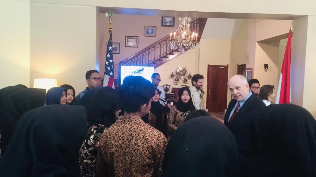 Dubes Donovan menyambut peserta YES di kediamannya yang akan berangkat ke AS (Liputan6.com / Siti Khotimah)