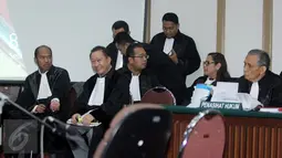 Kuasa hukum dari Basuki T Purnama bersiap menjalani persidangan Lanjutan dugaan penistaan agama di Kementan, Jakarta Selatan, Selasa (17/1). Sidang ke-6 ini juga mendengarkan 2 saksi penyidik dari Polres Bogor. (Liputan6.com/Resa Esnir/Pool)
