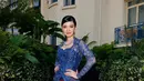 Penampilan Raline Shah berkebaya yang paling memikat adalah ketika ia menghadiri Cannes Film Festival beberapa waktu lalu. Kebaya biru panjang yang dramatis, dipadukan dengan kain batik sebagai rok. Raline Shah semakin memukau dengan tatanan rambut sleek dan tambahan aksesori mewah. Foto: Instagram/Raline Shah.