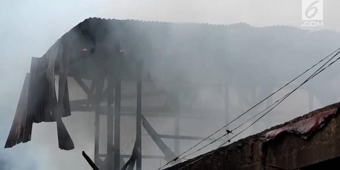 VIDEO: Kebakaran Gudang Sembako Depok, Pedagang Panik