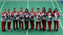 Tim bulutangkis putri Indonesia berpose saat menerima medali perak pada SEA Games 2019 di Muntinlupa Sports Complex, Manila, Selasa (3/12). Indonesia kalah 1-3 dari Thailand. (Bola.com/M Iqbal Ichsan)