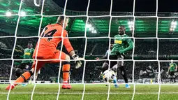 Pemain Borussia Moenchengladbach Marcus Thuram (kanan) mencetak gol ke gawang Istanbul Basaksehir pada laga Grup J Liga Europa di Moenchengladbach, Jerman, Kamis (12/12/2019). Moenchengladbach gagal ke fase gugur setelah kalah 1-2 dari Basaksehir. (AP Photo/Martin Meissner)