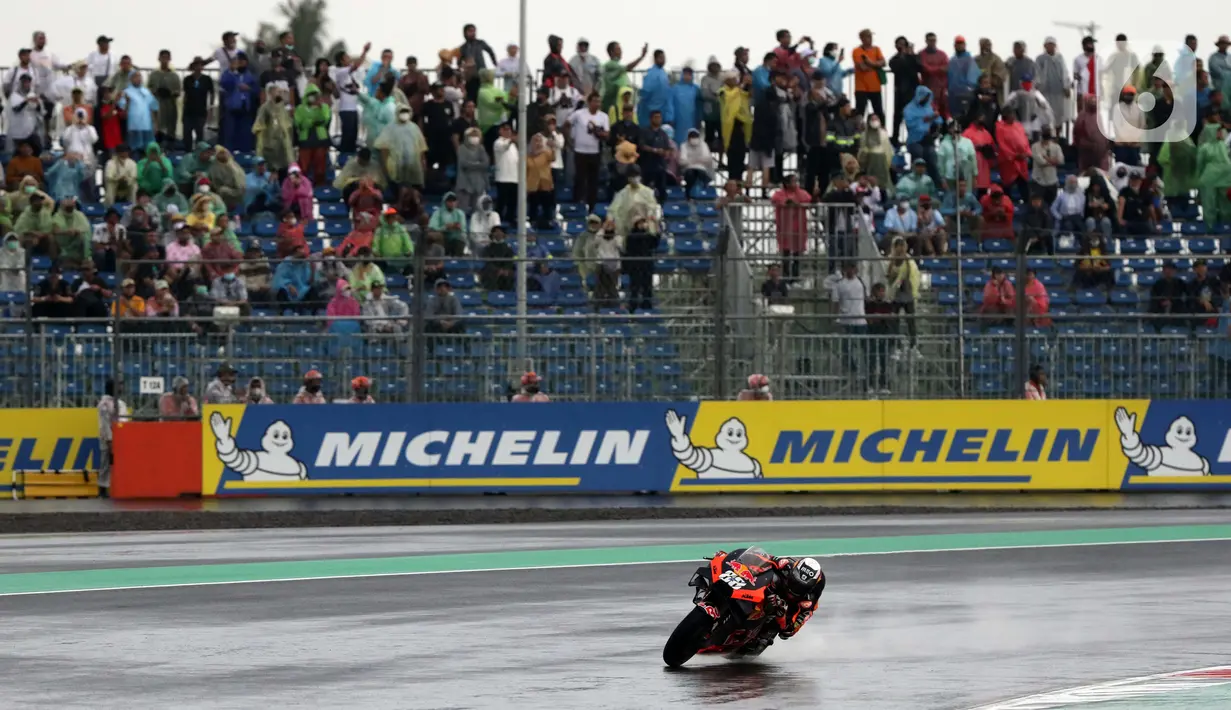 Pembalap MotoGP dari tim Red Bull KTM Factory Racing, Miguel Oliveira saat memacu motornya di lintasan Pertamina Mandalika International Street Sirkuit, Nusa Tenggara Barat, Minggu (20/3/2022). Miguel Oliveira menempati podium utama ajang MotoGP Mandalika. (Liputan6.com/Helmi Fithriansyah)