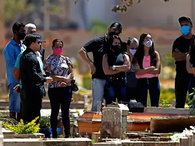 Keluarga Luzia Paulina Santos (82), yang dikatakan meninggal karena COVID-19, menghadiri pemakamannya di pemakaman Campo da Esperanca di Brasilia, Brasil, Kamis (3//9/2020). Brasil melaporkan rata-rata lebih dari 1.000 kematian setiap hari akibat corona sejak akhir Mei. (AP Photo/Eraldo Peres)