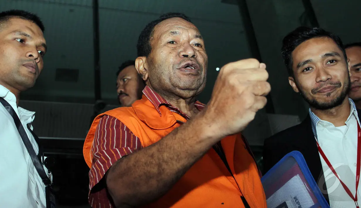 Tersangka mantan kepala Dinas Pertambangan dan Energi Pemprov Papua, Jannes Johan Karubaba, usai diperiksa di gedung KPK di Jakarta, Selasa (19/5/2015). Karubaba mengajak wartawan untuk menyanyikan lagu "Bendera Merah Putih" (Liputan6.com/Helmi Afandi)