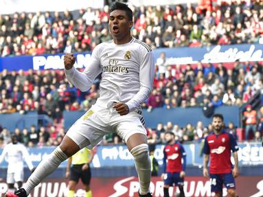 Gelandang Real Madrid, Casemiro, merayakan gol ke gawang Osasuna pada laga La Liga di Stadion El Sadar, Minggu (9/2/2020). Real Madrid menang 4-1 atas Osasuna. (AP/Alvaro Barrientos)