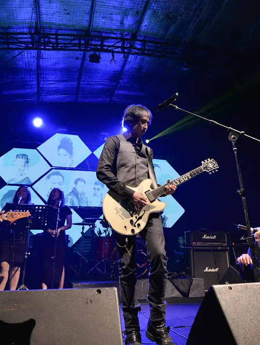 Konser berlangsung di kawasan SCBD Jakarta, Rabu (10/2/2016) malam dengan dibuka Isa Radja. Jebolan ajang pencarian bakat itu menggebrak panggung dengan membawakan lagu 'Angkuh' yang dipopulerkan Padi. (Dezmond Manullang/Bintang.com)