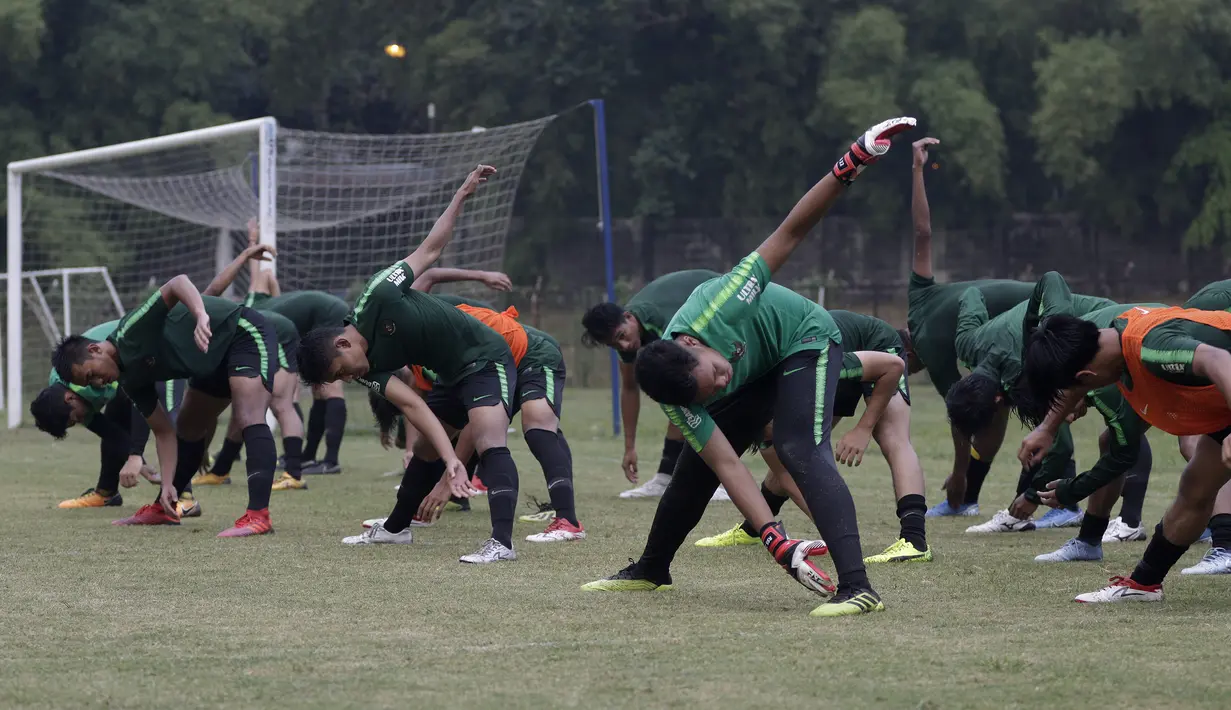 Pemain Timnas Indonesia U-19 melakukan pendinginan usai sesi latihan di Stadion Padjadjaran, Bogor, Kamis (26/9). Latihan ini merupakan persiapan jelang kualifikasi Piala Asia 2020. (Bola.com/Yoppy Renato)