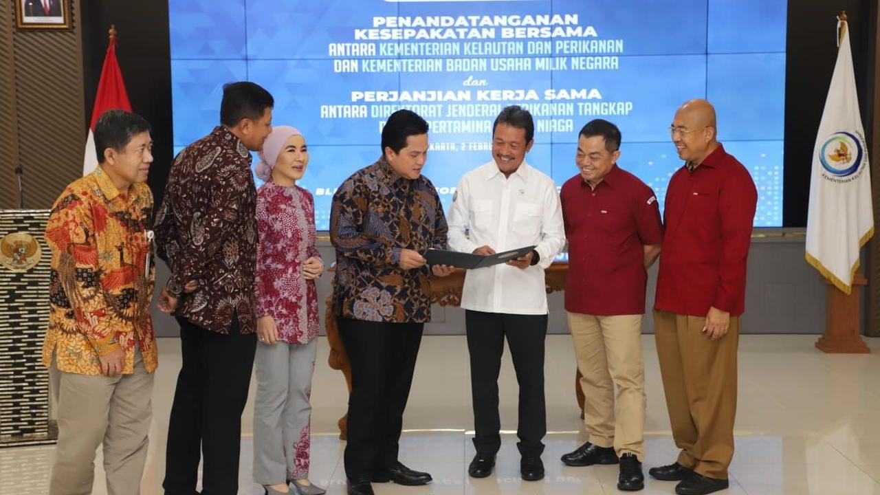 Menteri KKP Sakti Wahyu Trenggono dan Menteri BUMN Erick Thohir dalam acara penandatangan Kesepakatan Bersama antara KKP dan Kementerian BUMN di kantor KKP, Jakarta Pusat, Kamis (2/2/2023). (Dok KBUMN)