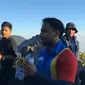 Bagus Rahmat Riadi mendaki Gunung Gede dengan mengenakan seragam karyawan minimarket. (dok. Instagram @bagusrahmatriadi/ https://www.instagram.com/p/CEyB1n7jGeK/?igshid=ago40wo2dnjn/Brigitta Valencia Bellion)