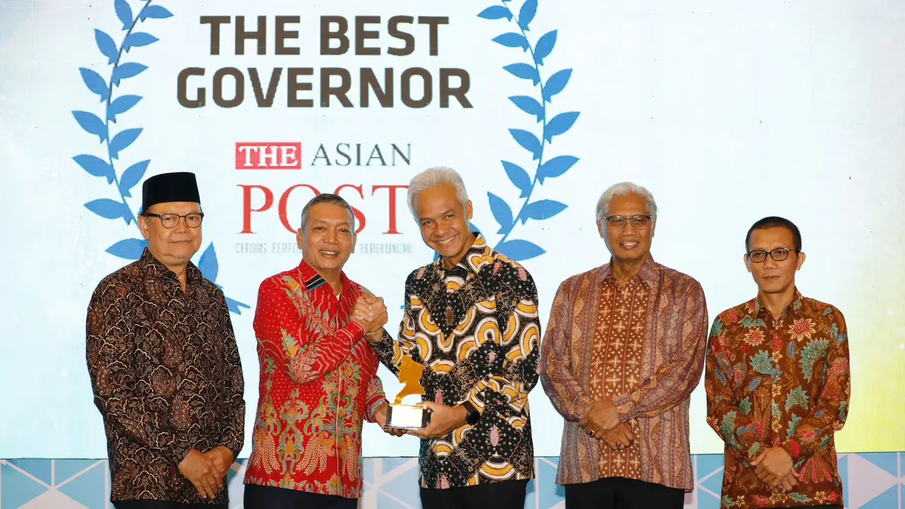 Gubernur Jawa Tengah Ganjar Pranowo menerima penghargaan sebagai The Best Governor (Gubernur Terbaik) Tahun 2023 dalam menciptakan Good Coorporate Governance (GCG) dan membuat inovasi untuk Bank Pembangunan Daerah atau BPD dari The Asian Post (Istimewa)