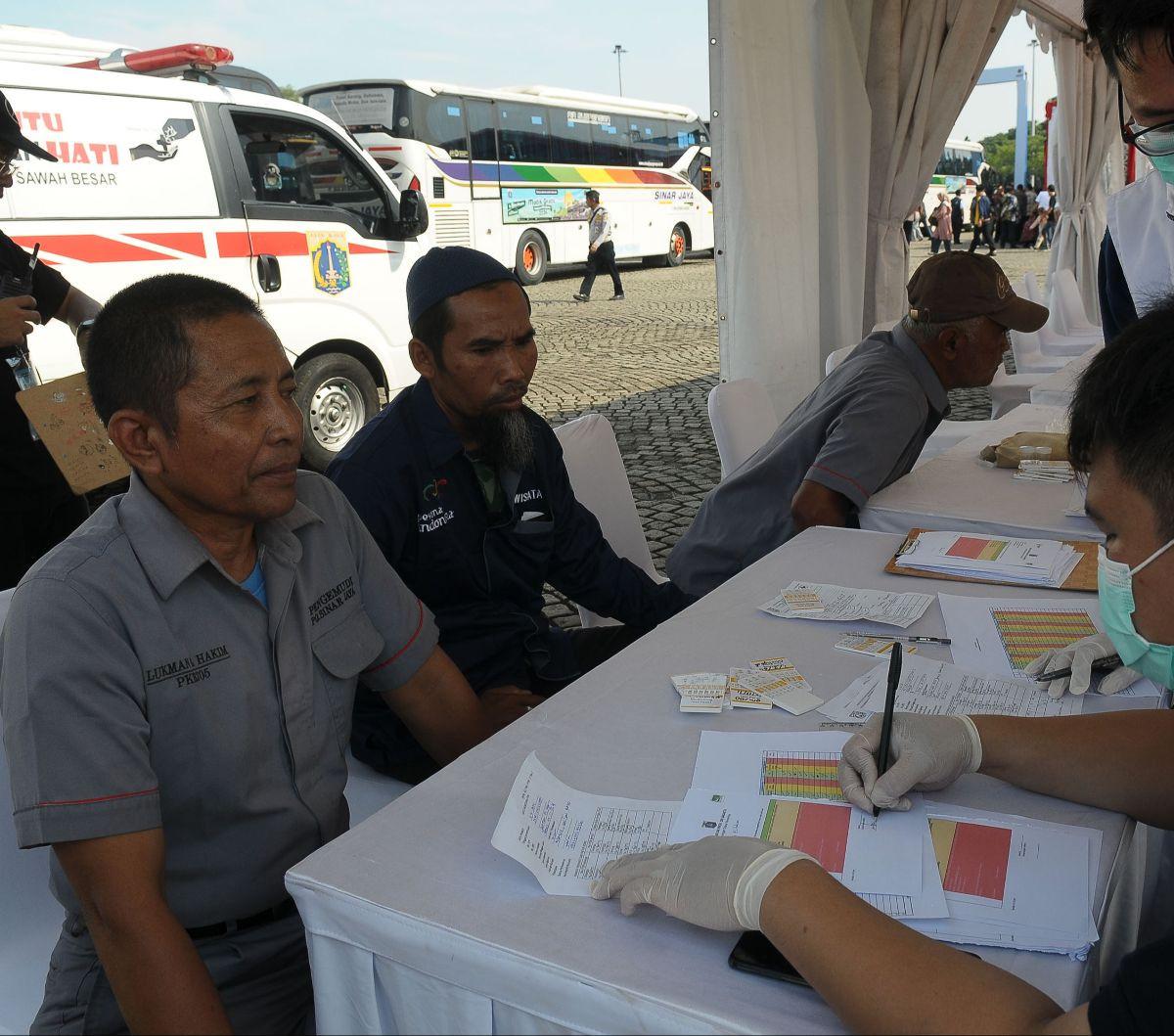 Pemprov DKI Jakarta resmi memberangkatkan 12.170 peserta program mudik gratis dari lapangan Monas, Jakarta, Kamis (4//4/2024). Para pemudik&nbsp; diberangkatkan  dengan total 279 bus menuju 19 kota/kabupaten di Pulau Jawa dan Pulau Sumatera.&nbsp;Merdeka.