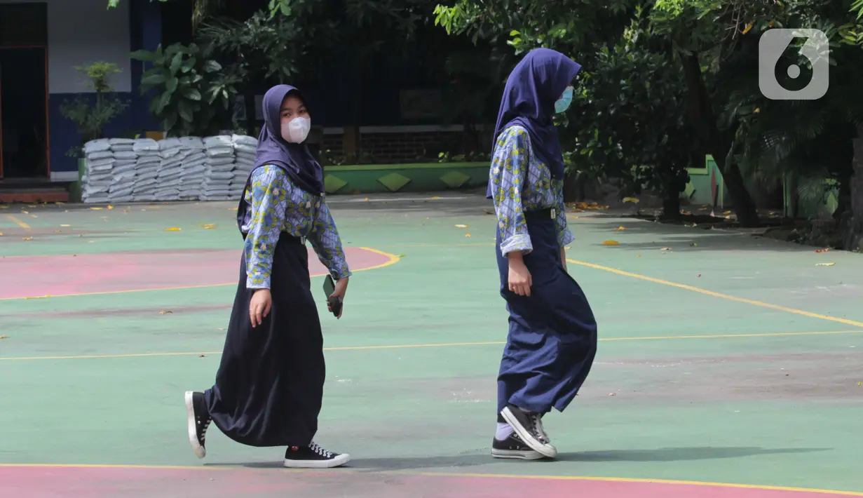 Sejumlah siswa berjalan di lapangan SMP Negeri 1 Kota Tangerang, Kamis (12/5/2022). Sekolah di Kota Tangerang mulai menggelar pembelajaran tatap muka (PTM) setelah libur lebaran 2022. (Liputan6.com/Angga Yuniar)