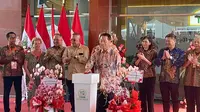 PT Yih Quan Footwear Indonesia Diresmikan, Siap Dongkrak Ekonomi dan Lapangan Kerja

PT Yih Quan Footwear Indonesia, bagian dari Lai Yih Group, resmi beroperasi di Kawasan Industri Terpadu (KIT) Batang.

Chairman of Yih Quan Footwear Indonesia, Chung Te Li, meresmikan pabrik pertama mereka di Indonesia, Sabtu (3/8/2024).

Peresmian ini menandai tonggak penting bagi ekspansi Grup Lai Yih ke pasar Indonesia.

Diketahui nilai investasi PT Yih Quan Footwear Indonesia di KIT Batang mencapai Rp 1,7 Triliun.

"Ini adalah langkah penting bagi Grup Lai Yih setelah lebih dari 20 tahun berinvestasi di Vietnam. 

Saat ini, investasi Grup Lai Yih di Zona Industri Batang mencapai Rp1,7 triliun (sekitar NT$34 miliar). Ini adalah investasi industri padat karya pertama di zona industri ini," ujar Chung Te Li dalam sambutannya.

General Manager PT Yih Quan Footwear Indonesia, Yee Chin Choong, menambahkan hadirnya pabrik ini diharapkan akan terus berkembang dan bisa menyerap tenaga kerja hingga 13 ribu orang.

"Kedepannya yang pasti terus berkembang dan dalam lima tahun ke depan bisa menyerap 13 ribu tenaga kerja," imbuhnya.

Presiden Joko Widodo pada 26 Juli 2024 melepas ekspor perdana sebanyak 16.000 pasang sepatu merek Hoka ke Amerika Serikat.

Presiden Jokowi mengapresiasi berdirinya pabrik Yih Quan yang turut mendukung upaya pemerintah Indonesia dalam memperluas peluang kerja dan ekspor.

General Manager PT Nike Indonesia, Joe Warren, turut menyambut baik kehadiran pabrik sepatu internasional ini di Indonesia.

Menurutnya, Lai Yih Group adalah mitra lama Nike yang telah lama dipercaya karena kualitas produk dan komitmen terhadap keberlanjutan.

"Lai Yih merupakan partner kami sejak lama, mereka memiliki spesialisasi dalam produksi alas kaki merek Converse, dan menjadi salah satu partner yang kami percaya karena dapat menjaga kualitas produk sesuai dengan kualitas dan mutu, dan proses produksinya dapat mengikuti standar sustainability yang kami minta, baik dari sisi perlindungan lingkungan hidup maupun pekerja," jelas Joe.

Dengan dibukanya pabrik Yih Quan, kapasitas ekspor produk Nike dari Indonesia diprediksi akan meningkat.

Joe menambahkan bahwa dengan adanya akses pasar ke Uni Eropa melalui Perjanjian Perdagangan Bebas (CEPA), Indonesia akan menjadi lebih kompetitif dibandingkan negara produsen alas kaki lainnya seperti Vietnam, India, dan China.

"Maka Indonesia akan lebih kompetitif lagi, dibandingkan negara-negara produsen alas kaki lainnya seperti Vietnam, India, ataupun China," ungkap Joe.

Staff Khusus Menteri Perdagangan Bidang Kerjasama Internasional, Bara Krisna Hasibuan, menyebut beroperasinya Yih Quan memberikan kontribusi signifikan terhadap pertumbuhan ekonomi dan penciptaan lapangan kerja di sekitar daerah.

"Tentu saja memberikan lapangan pekerjaan bagi daerah sekitar dan promosi jateng, dan tentu saja industri alas kaki Indonesia tumbuh," ujarnya.

Indonesia memiliki ambisi besar untuk menjadi pemain utama dalam industri alas kaki dunia.

Bara mengungkapkan bahwa Indonesia saat ini adalah produsen terbesar kedua untuk brand Nike setelah Vietnam, yang memiliki perjanjian ekonomi khusus dengan Uni Eropa.

"Saat ini, untuk brand Nike kita produsen kedua terbesar di dunia setelah Vietnam. Kenapa Vietnam terbesar, karena Vietnam punya perjanjian ekonomi khusus dengan Uni Eropa," ujarnya.

Asisten Ekonomi dan Pembangunan, Pemprov Jateng, Sujarwanto Dwiatmoko, menegaskan bahwa pihaknya telah mendukung para investor dengan menjadikan Balai Industri Produk Tekstil dan Alas Kaki (BIPTAK) sebagai pusat pelayanan dan pengembangan produk di Jawa Tengah.

"Melalui BIPTAK, kami melakukan kerjasama dengan berbagai perusahaan di Jateng. Sejak 15 Agustus 2023 sampai dengan 30 Juli 2024, BIPTAK telah mengirimkan total 52 orang tenaga terampil dari berbagai daerah di Jateng, untuk mensupport kebutuhan SDM industri PT. Yih Quan untuk memenuhi Divisi Produksi," pungkasnya.

Penulis: Nugroho Purbo

PT Yih Quan Footwear Indonesia, bagian dari Lai Yih Group, resmi beroperasi di Kawasan Industri Terpadu (KIT) Batang. Ini merupakan pabrik pertama mereka di Indonesia. (ist)