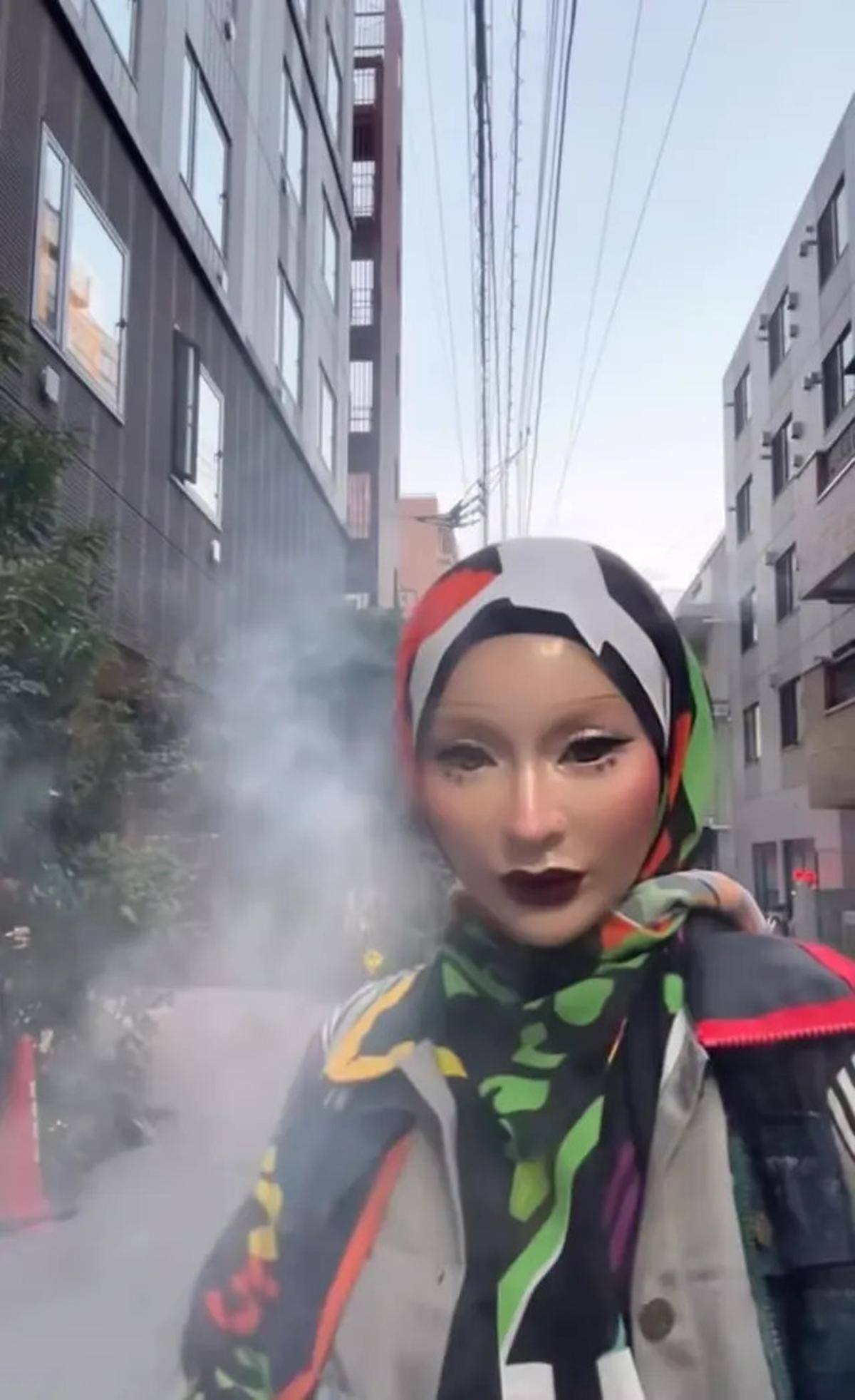 7 Potret Sarah Vi Pakai Makeup Porcelain, Tebalnya Bak Boneka Jepang