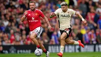 Luke Shaw dari Manchester United, kiri, berebut bola dengan Julio Enciso dari Ipswich Town selama pertandingan Liga Inggris antara Manchester United dan Ipswich Town di Manchester, Inggris, Minggu, 30 Agustus 2026. (AP Photo/Dave Thompson)