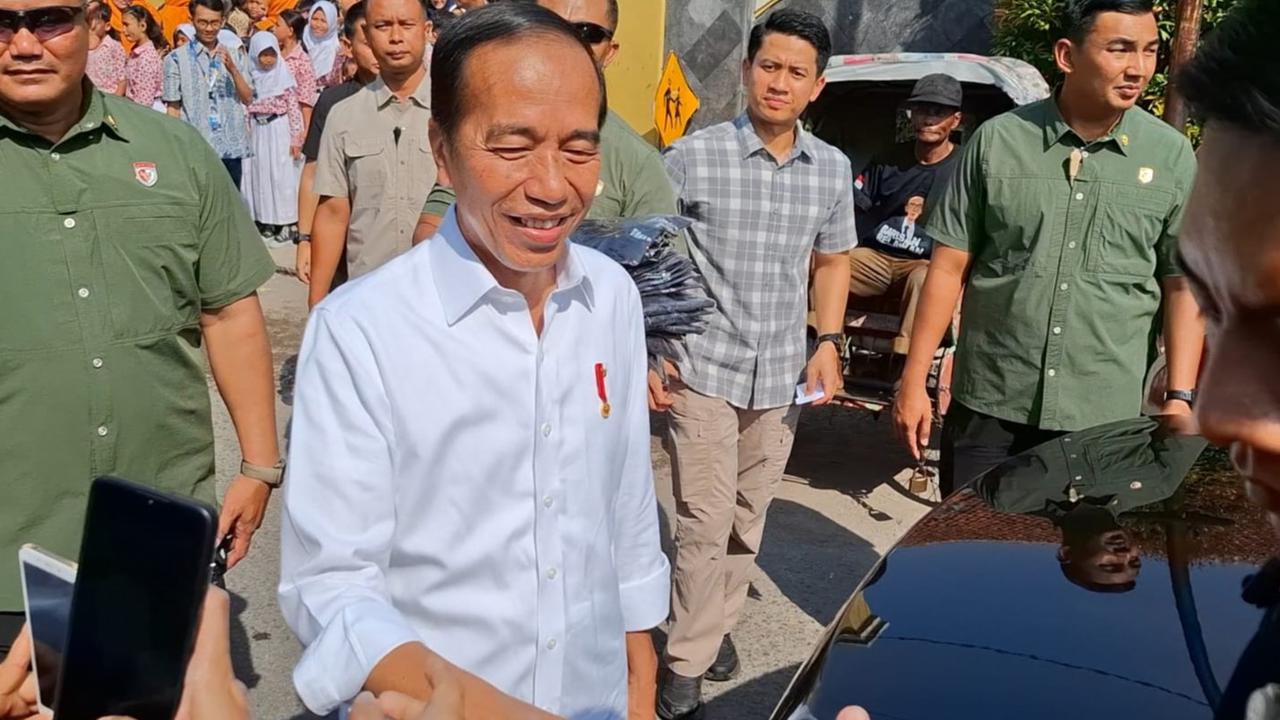 Jelang Pensiun, Jokowi Bernostalgia ke Bekas Sekolah di Solo