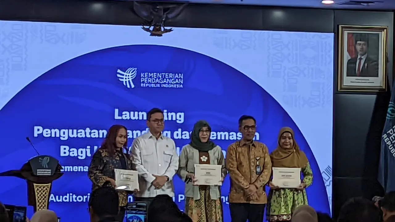 Penyerahan penghargaan oleh Kemendag, Budi Santoso, untuk para UMKM sukses alumni program Kemendag 2024