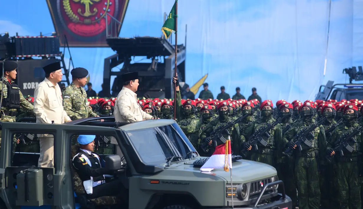 Presiden Prabowo juga meminta kepada Panglima TNI dan Kepala Staf Angkatan untuk mengikuti dan mengkaji terus perkembangan teknologi dan sains. (merdeka.com/Arie Basuki)
