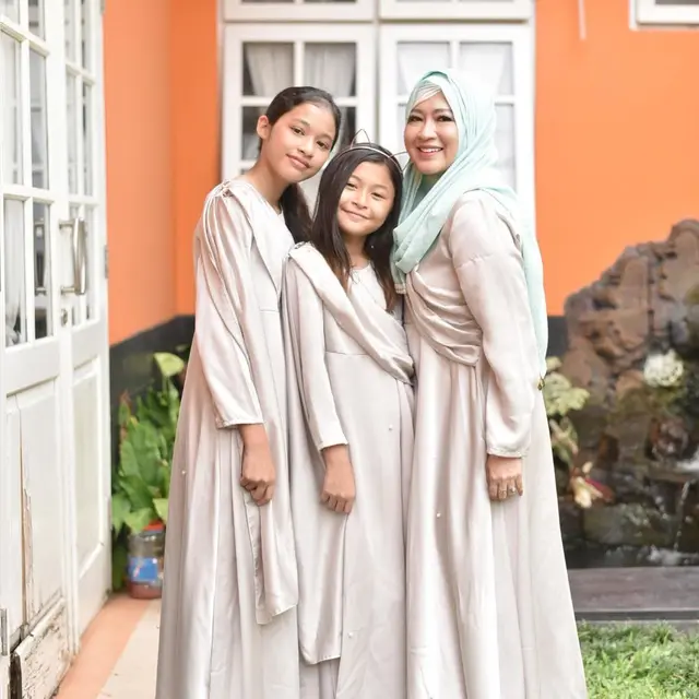 Buah Hati Beranjak Remaja, Ini 6 Potret Okie Agustina dan Anak Perempuannya
