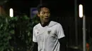 Kiper Timnas Indonesia, Syahrul Fadillah, saat sesi latihan jelang Piala AFF di Lapangan B Senayan, Jakarta, Selasa (9/11/2021). (Bola.com/M Iqbal Ichsan)
