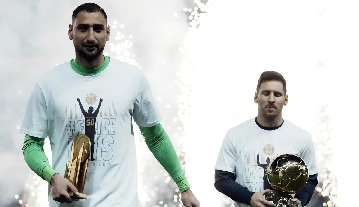 Sebelum laga ini, digelar, Lionel Messi dan Gianluigi Donnarumma lebih dahulu memamerkan trofi Ballon d'Or dan Yashin Award yang baru saja mereka raih. (AP/Thibault Camus)