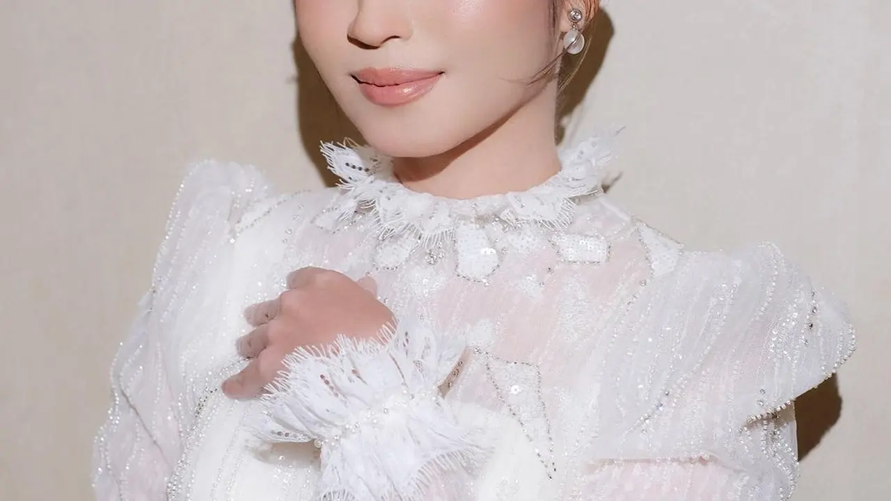 Pesona Mahal Selvi Ananda dalam Dua Makeup Look Glam yang Berbeda, Lebih Cocok yang Mana?