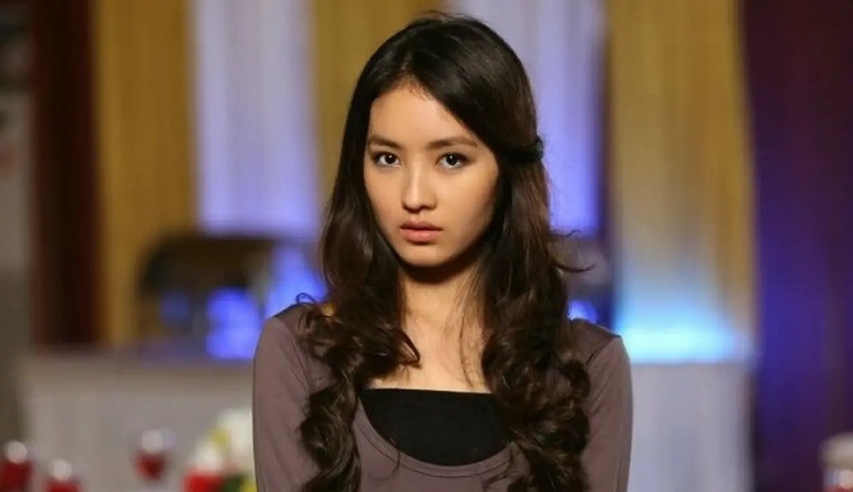 Dalam bergaya, Natasha Wilona kerap tampil feminin mengenakan dress. @natashawilona12.