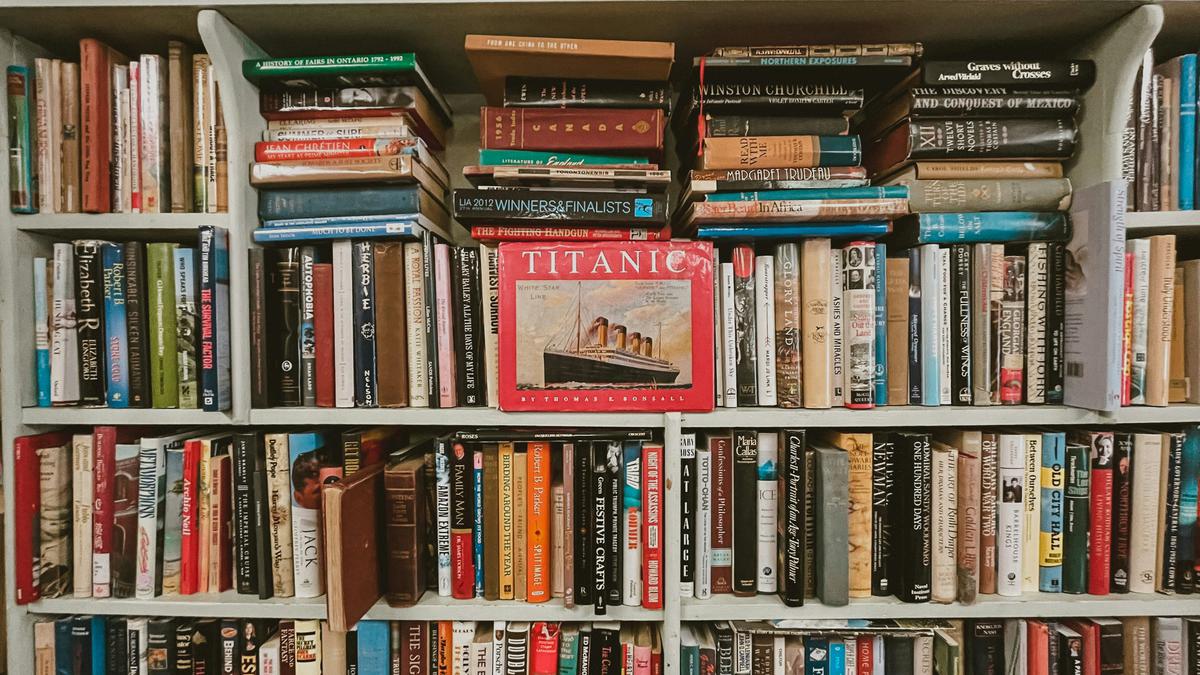 7 Cara Merawat Buku Koleksi Agar Tidak Mudah Menguning di Iklim Lembap ...