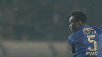 Pemain Persib Bandung, Michael Essien saat melawan PS TNI pada lanjutan Liga 1 2017 di Stadion Si Jalak Harupat, Sabtu (05/8/2017). Persib menang 3-1. (Bola.com/Nicklas Hanoatubun)