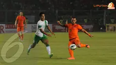Wesley Sneijder beberapa kali merepotkan lini pertahanan Timnas Indonesia pada pertandingan ang digelar di Stadion GBK Jakarta 7 Juni 2013 (Liputan6.com/Helmi Fithriansyah)