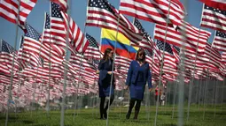 Dua pramugari berjalan pada peringatan 15 tahun bagi para korban 11 September 2001 di Malibu, California, (11/09). Karangan bunga dan doa diberikan untuk menghormati orang-orang yang tewas. (REUTERS/Lucy Nicholson)