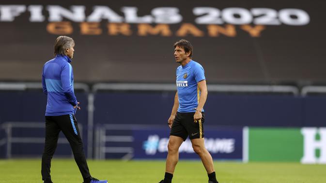 Pelatih Inter Milan, Antonio Conte berjalan selama sesi latihan di Veltins-Arena di Gelsenkirchen, Jerman, Selasa, (4/8/2020). Inter Milan akan bertanding melawan Getafe pada babak 16 besar Liga Europa di Veltins Arena. (Lars Baron/Pool via AP)