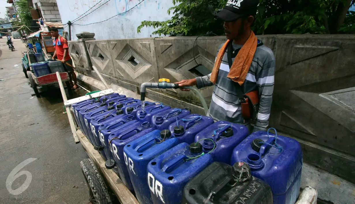 Penjual air mengisi air bersih di Jakarta, Rabu (30/11). Air yang dijual 10 ribu per dirigen tersebut banyak dibutuhkan warga yang tinggal di pesisir Jakarta dikarenakan sulitnya mendapatkan air bersih. (Liputan6.com/Angga Yuniar)