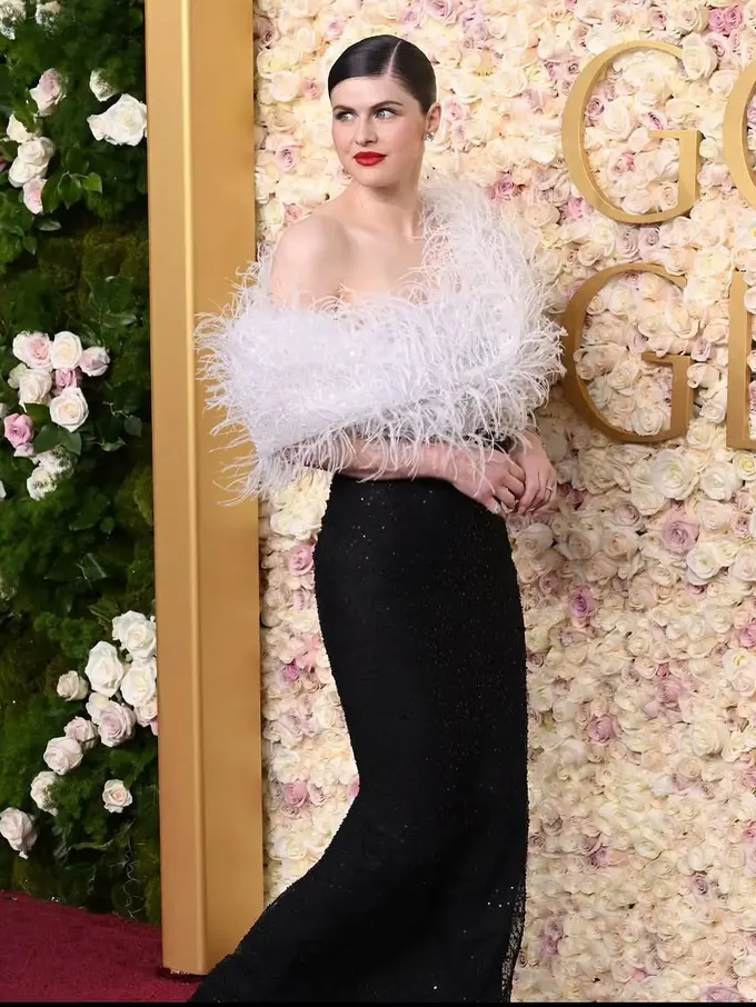 Pesona Alexandra Daddario dengan Makeup Look Bold Dramatis di Golden Globes 2025