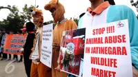 Aktivitis membentang poster saat melakukan aksi di depan Gedung Balai Kota, Jakarta, Kamis (13/10). Aktivitis beranggapan penutupan pasar satwa liar bisa mencegah kepunahan satwa. (Liputan6.com/Helmi Fithriansyah)