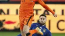 Pemain Belanda Frenkie De Jong  berebut bola dengan pemain Italia Jorginho pada pertandingan UEFA Nations League di Azzurri d'Italia Stadium, Bergamo, Italia, Rabu (14/10/2020). Pertandingan berakhir dengan skor 1-1. (AP Photo/Antonio Calanni)