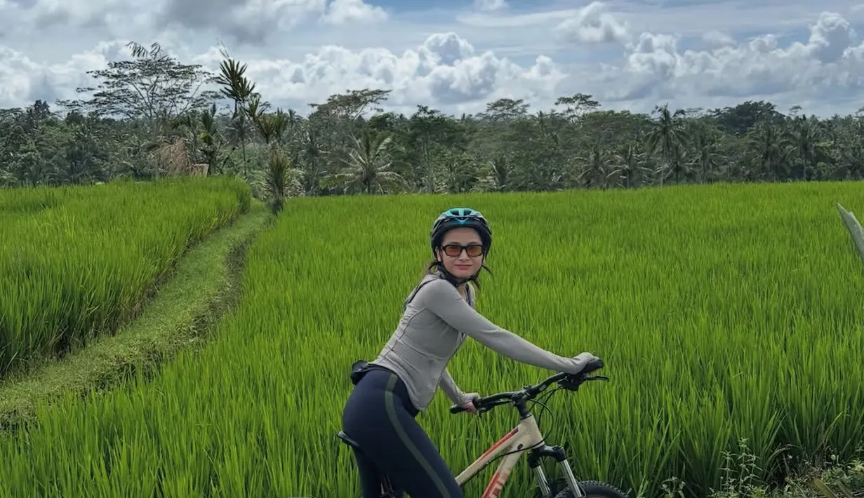 Acha juga menikmati Bali dengan bersepeda. Tampil dengan gaya sporty look, lengkap dengan helmnya. [@septriasaacha]