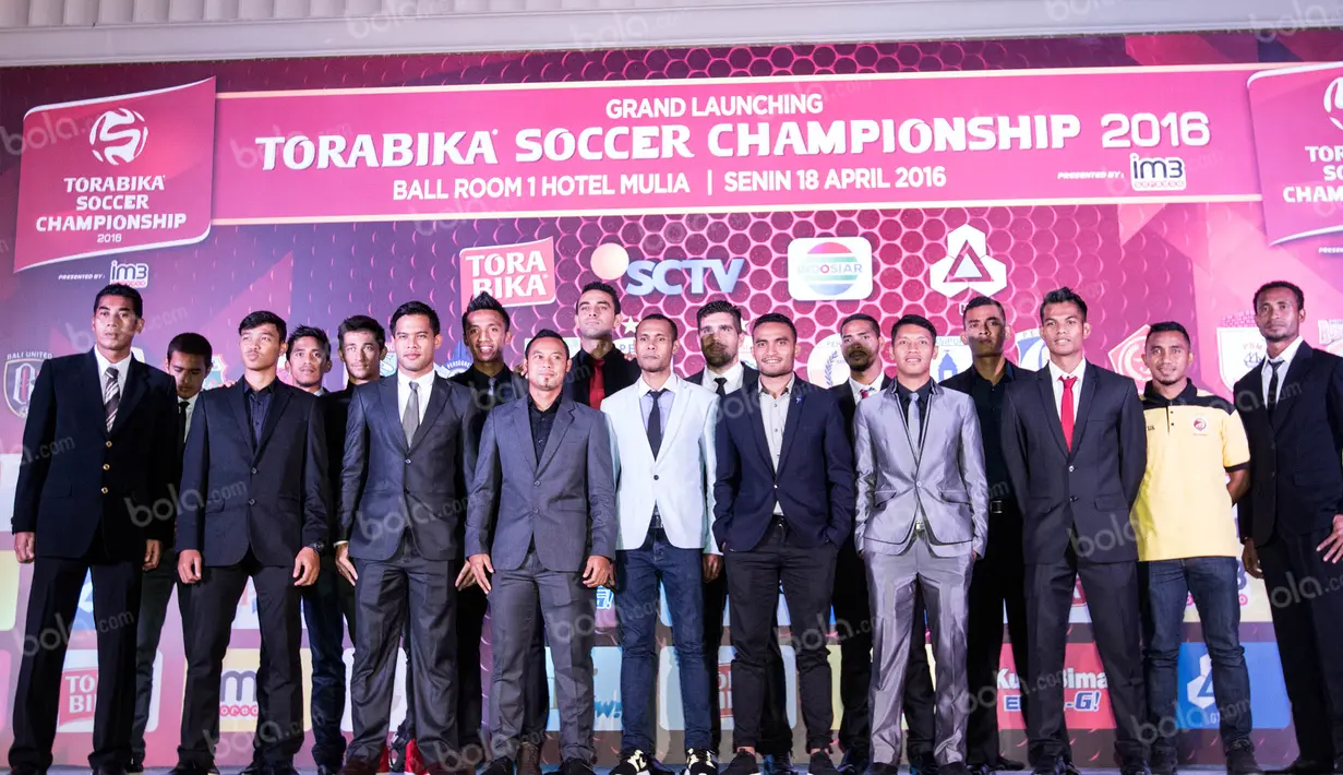 Para pesepak bola perwakilan tim peserta Torabika Soccer Championship 2016 presented by IM3 Ooreedoo foto bersama saat peluncuran di Hotel Mulia, Jakarta, Senin (18/4/2016). (Bola.cm/Vitalis Yogi Trisna)
