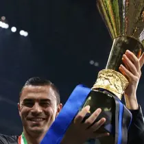 Kiper Inter Milan keturunan Indonesia, Emil Audero Mulyadi memamerkan trofi dan medali juara Serie A 2023/2024. (X/@FansNerazzurri)